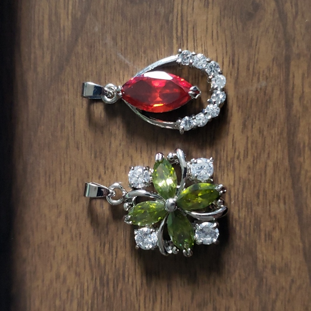 18k white gold plated pendant peridot gemstone and cubic zirconia